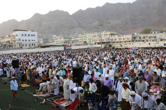 جموع المصلين في العاصمة عدن يؤدون صلاة عيد الأضحى في ملعب باوزير بالمعلا