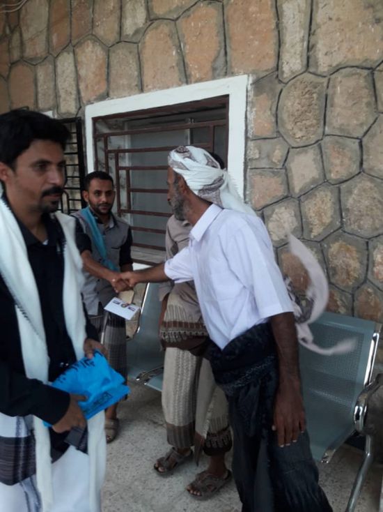 نائب رئيس انتقالي شبوة يزور مستشفى عزان ويقدم مساعدات للمرضى ومكافآت للأطباء والمناوبين