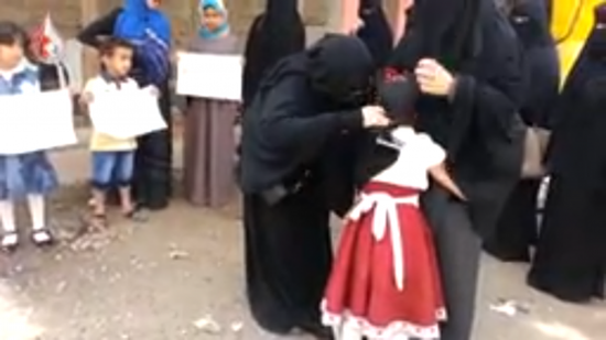 شاهد.. فيديو مؤثر لأطفال المختطفين من قبل المليشيات الحوثية بالعيد