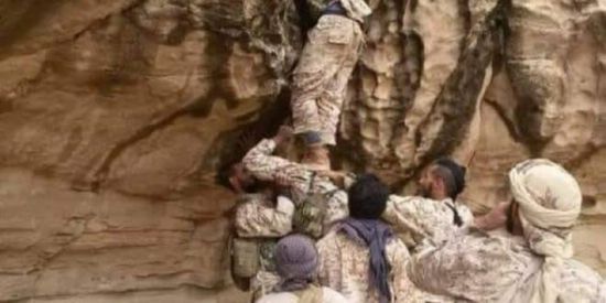 شاهد.. صورة استثائية لجنود القوات الشرعية خلال صعودهم جبل بمران  