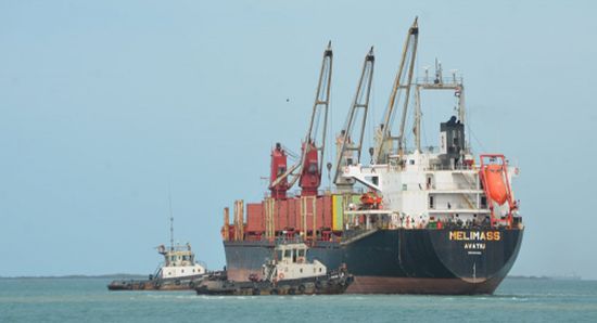 التحالف يصدر تصاريح دخول لسفينتين إلى ميناء الحديدة باليمن