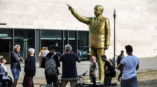 إزالة تمثال ذهبي لأردوغان من مدينة ألمانية