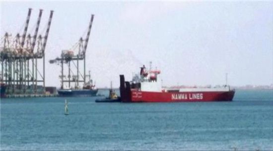 ‎عاجل.. البحرية الأمريكية تضبط قارب في خليج عدن محمل بالأسلحة