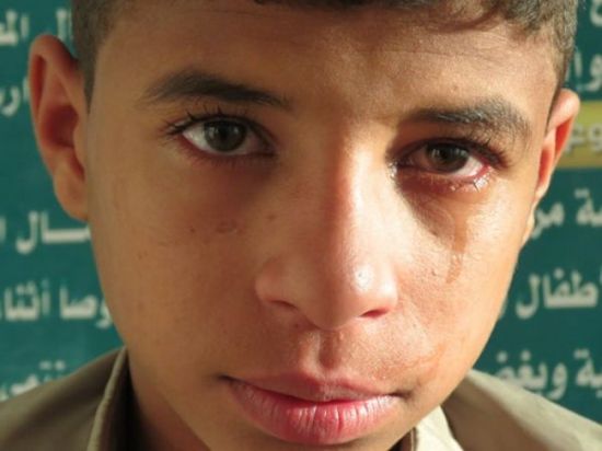 وضاح.. طفل يمني اعتدى الحوثي على والدته وخطفوه بالقوة لجبهات القتال