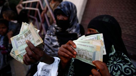 مراقبون اقتصاديون يحذرون من كارثة حقيقية إذا استمر انهيار الريال اليمني دون حلول