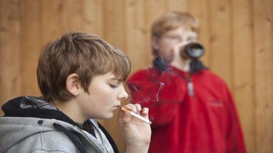 العلماء يوضحون خطورة تناول الكحول والتدخين على المراهقين