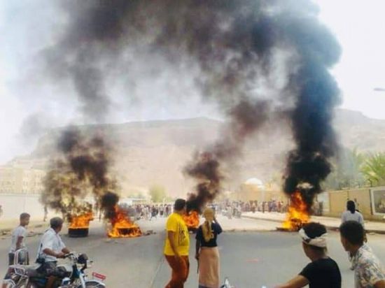 شاهد..محتجون يحاولون اقتحام المجمع الحكومي في سيئون