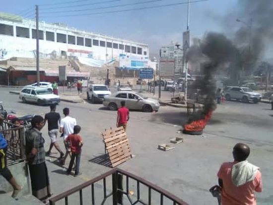 احتجاجات شعبية في المكلا وإصابة 3 خلال إعادة فتح الطرق 