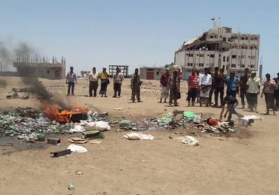 شاهد .. النيابة وقوات الحزام الأمني في لحج تتلف كميات من الخمور ضبطت في وقت سابق