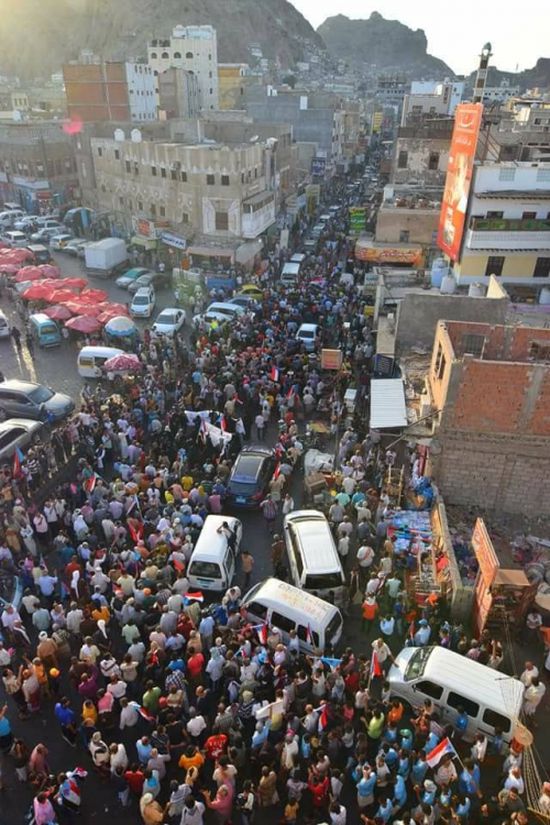 شاهد.. تظاهرة حاشدة في كريتر ضد الحكومة وتصريحات هادي