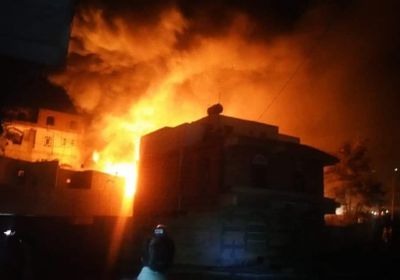 شاهد.. حريق هائل في مخزن للديزل بصنعاء