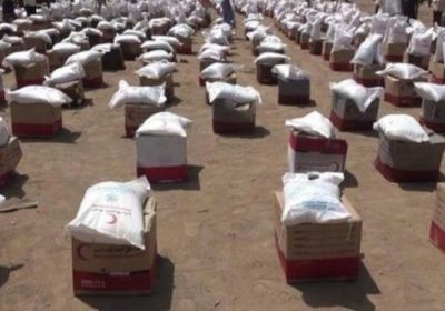 الهلال الأحمر الإماراتي يقدم مواد إغاثية للنازحين بالخوخة