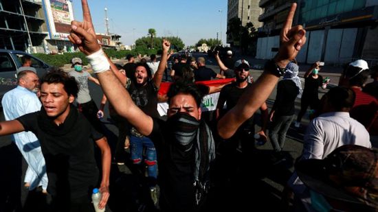 محتجون يشعلون النار في القنصلية الإيرانية بمدينة البصرة 