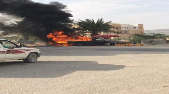 شاهد.. حريق في سيارة تستخدم لبيع المشتقات النفطية بحضرموت