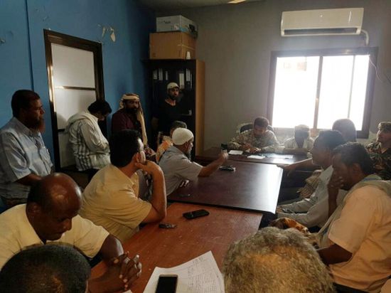 مناقشة الوضع الأمني في مديرية البريقة بعدن في لقاء لقائد الشرطة وعقال الحارات بالمديرية