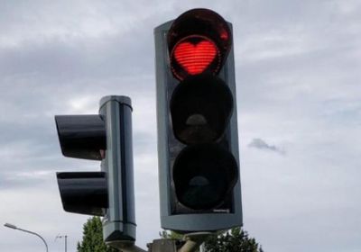 إشارات مرور على شكل "قلوب حمراء" في أيسلندا