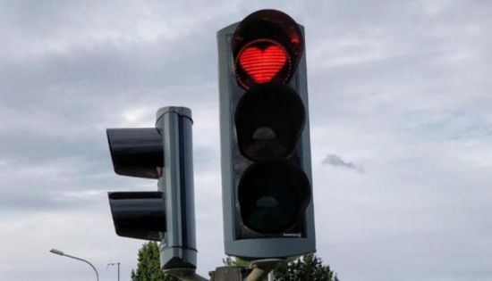 إشارات مرور على شكل "قلوب حمراء" في أيسلندا