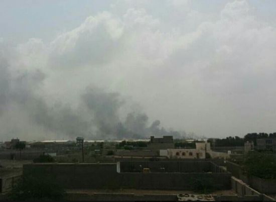 شاهد.. تصاعد أعمدة الدخان بعد قصف تعزيزات للحوثيين بالحديدة