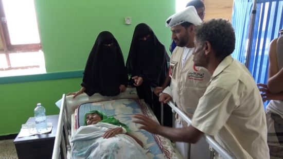 قذيفة حوثية تصيب أسرة يمنية بالحديدة  .. والهلال الأحمر الإماراتي يغيثها .. صور 