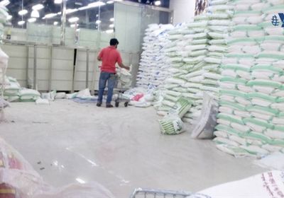 مليشيا الحوثي تستهدف مستودعات القمح بالحديدة