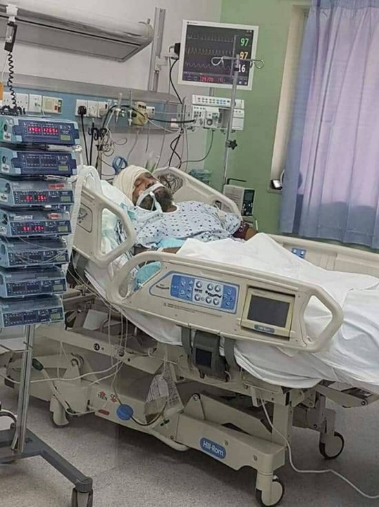 شاهد.. تلقي القائد الميداني في ألوية العمالقة العلاج بمستشفى الإمارات العسكري