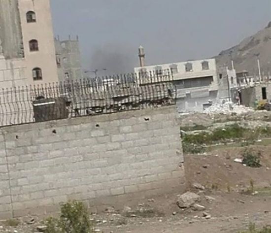 شاهد.. قصف مواقع مليشيا الحوثي بجبل النهدين في صنعاء