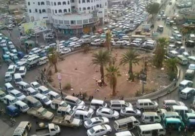 شاهد.. زحام شديد وتكدس للسيارات بجولة القاهرة في عدن (فيديو)