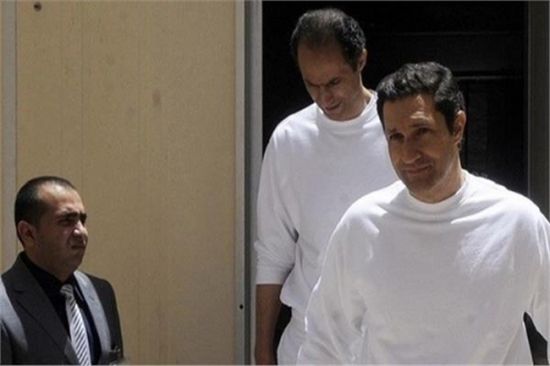علاء مبارك بعد حبسه وشقيقه: الحمد والشكر لله 