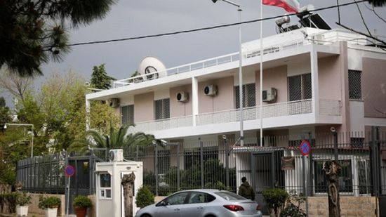 عاجل.. هجوم  بالحجارة والقنابل اليدوية على سفارة إيران في اليونان 