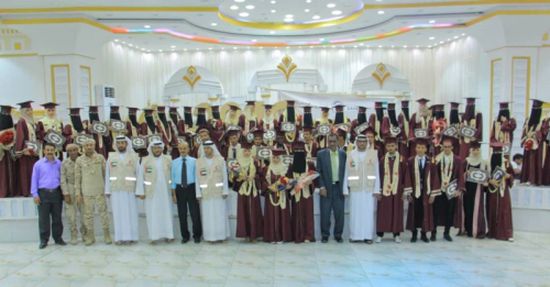 الهلال الاماراتي يرعى حفل تخرج طلاب كلية اللغات بعدن