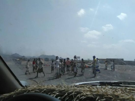 محتجون يقطعون الخط الساحلي  في خور عميرة لهذا السبب!! 