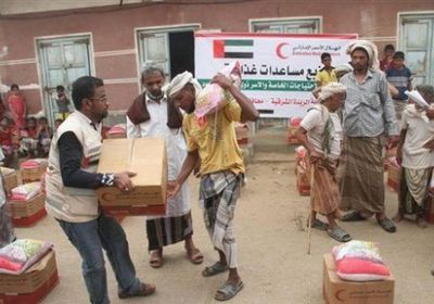 "الهلال الأحمر الإماراتي" يوزع مساعدات غذائية على عدد من المناطق والقرى النائية في وادي حضرموت