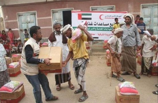 "الهلال الأحمر الإماراتي" يوزع مساعدات غذائية على عدد من المناطق والقرى النائية في وادي حضرموت