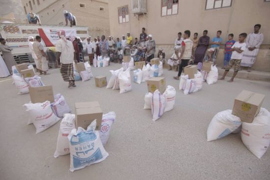 الهلال الإماراتي يوزع مساعدات غذائية على سكان المناطق النائية بوادي حضرموت
