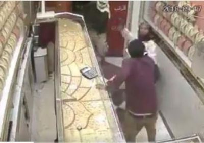 بالفيديو.. يمني أعزل يحبط محاولة سطو مسلح على محل للذهب في تعز 