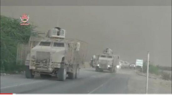 بالفيديو والصور.. "ألوية العمالقة" تدفع بتعزيزات عسكرية نحو الحديدة