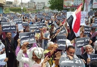 الآلاف يحتشدون بتعز في ذكرى سقوط صنعاء.. وهذه رسالتهم (صورة)