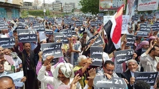الآلاف يحتشدون بتعز في ذكرى سقوط صنعاء.. وهذه رسالتهم (صورة)