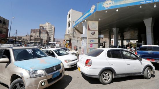 محطات الوقود بصنعاء تحاصرها الفوضى بسبب الازدحام