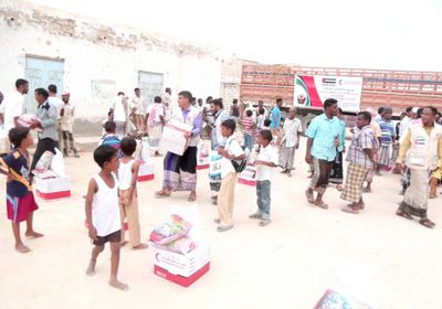 تغطية مصورة.. الهلال الإماراتي يقدم مساعدات غذائية لأهالي معيان بحضرموت