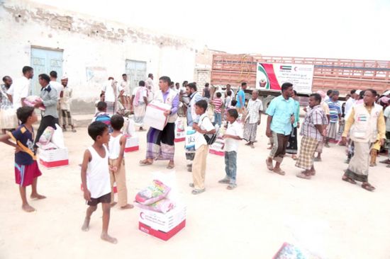 تغطية مصورة.. الهلال الإماراتي يقدم مساعدات غذائية لأهالي معيان بحضرموت