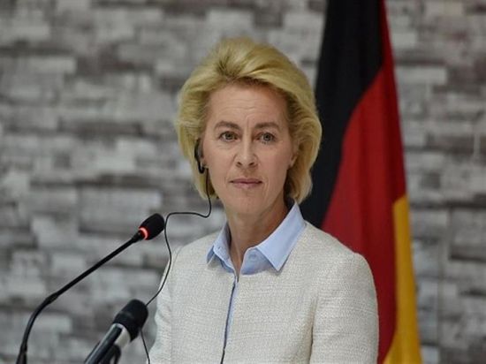 وزيرة الدفاع الألمانية تعتذر للمواطنين عن تسبب الجيش في حريق بمنطقة مستنقعات