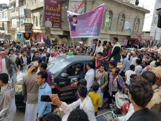 في عقر داره.. مواطنون يهتفون "لا إله إلا الله والحوثي عدو الله" (فيديو)