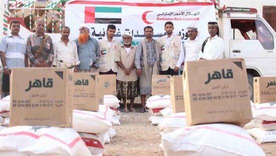 "الهلال الإماراتي" يوزع 1000 سلة غذائية على أهالي شبوة 