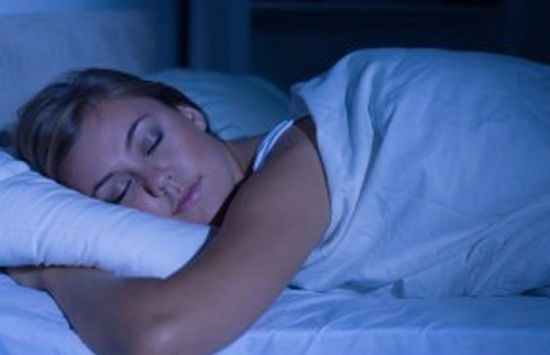 علماء يكشفون أسوأ وأفضل وضعية للنوم