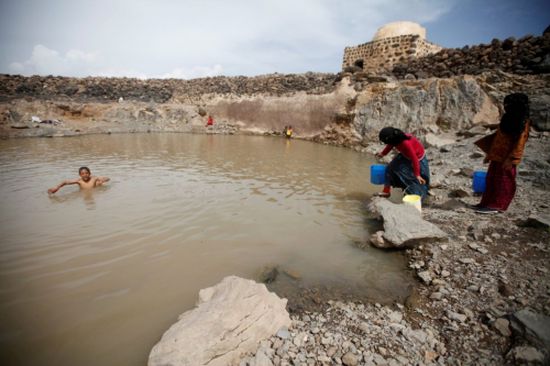 موقع بريطاني: هكذا تُستخدم المياه كسلاح حرب في اليمن
