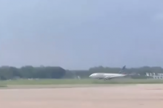 هبوط مرعب لطائرة في مطار تشيتاجونج ببنجلاديش  (فيديو)