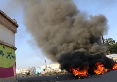 محتجون يقطعون شوارع رئيسية في عدن احتجاجاً على انعدام المشتقات النفطية وارتفاع الأسعار (صور)