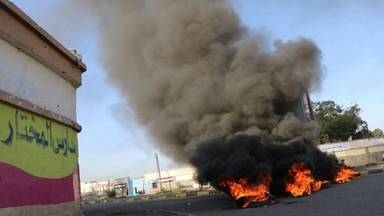محتجون يقطعون شوارع رئيسية في عدن احتجاجاً على انعدام المشتقات النفطية وارتفاع الأسعار (صور)