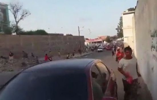 شاهد.. الحرس الرئاسي بالمعاشيق يفرق تظاهرة ضد بن دغر بالرصاص